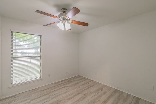 Building Photo - Charming and Updated Home