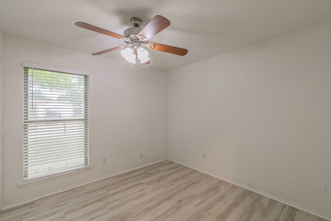 Building Photo - Charming and Updated Home in White Settlement