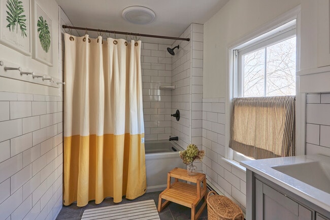 Building Photo - 41 Grinnell St