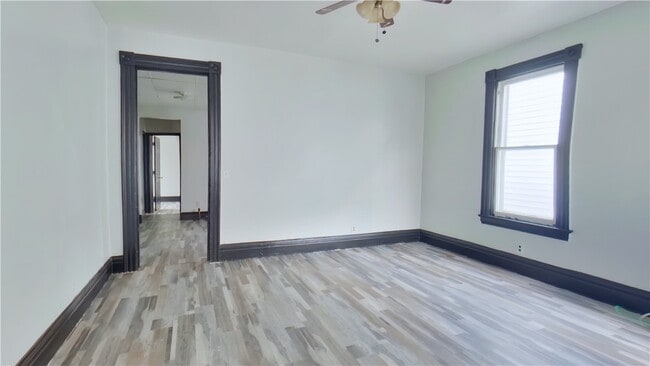 Building Photo - 6-7 Calihan Park