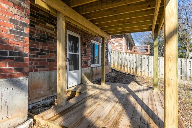 Building Photo - Updated 5 bedroom | 2 bath | 2 car garage | WALK OUT BASEMENT | Fenced backyard | Close to downto...