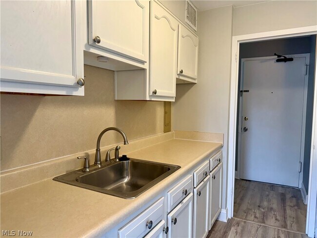 Building Photo - 11850 Edgewater Dr