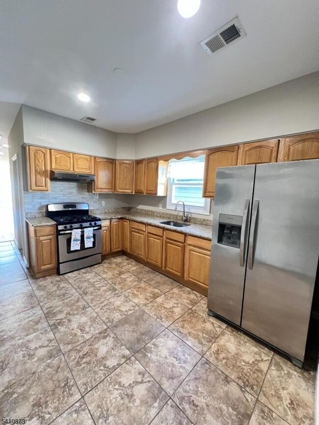 Building Photo - 485 E 27th St