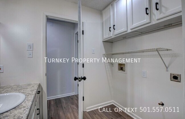 Building Photo - 1905 Labette Manor Dr