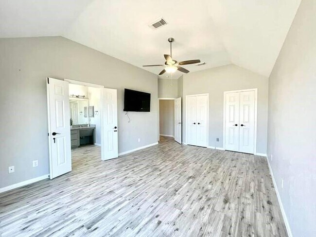 Building Photo - 2526 Lake Dale Ln