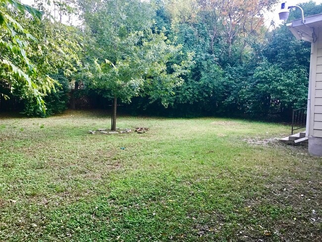 Building Photo - Centrally Located 2 Bedroom Home