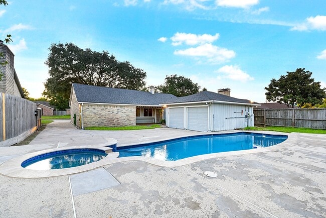 Building Photo - 215 Gentilly Dr