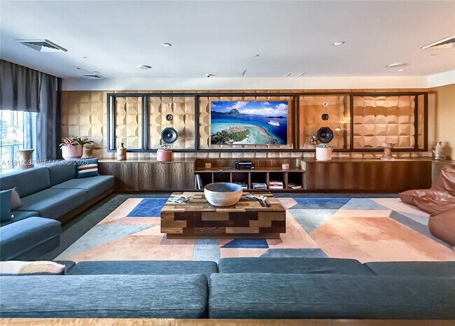 Building Photo - 121 NE 34th St