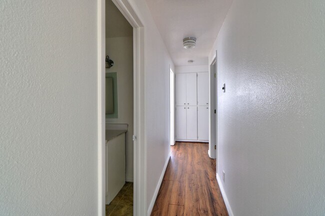 Building Photo - 967 W 2000 N