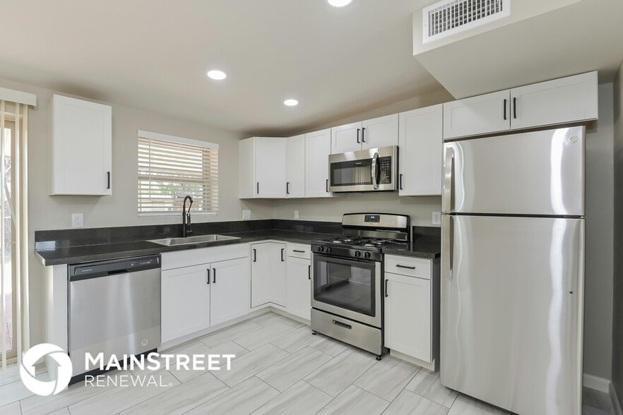 Building Photo - 3410 S Lakeside Pl