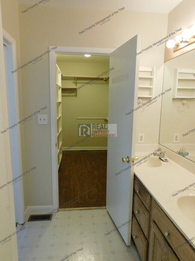 Building Photo - 604 Pineburr Rd
