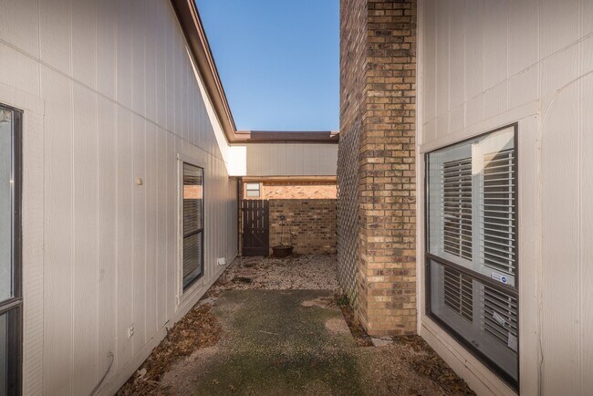 Building Photo - 2 Bedroom, 2 Bath in Overton South