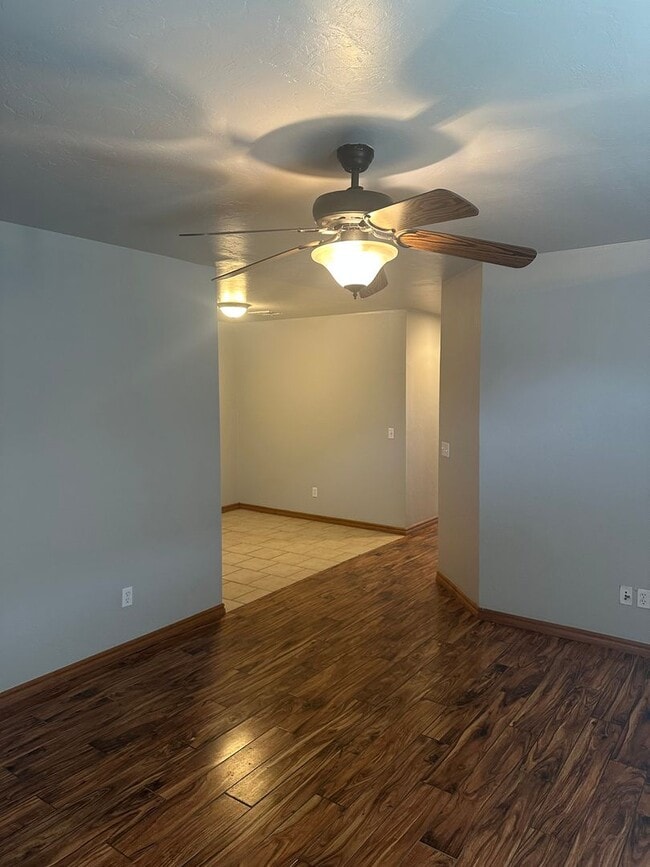 Building Photo - 3 bedroom, 2 bathroom, 2 car garage