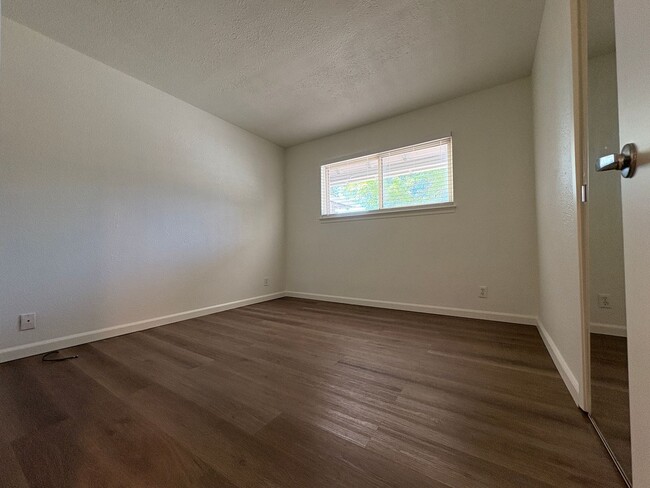 Building Photo - Beautiful 3 Bed, 2 Bath Home in a Desirabl...
