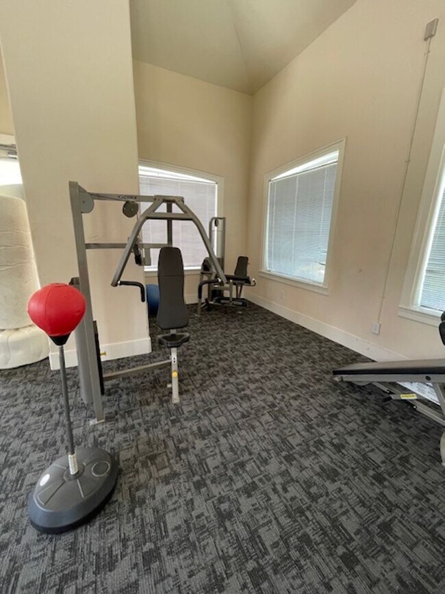 Building Photo - 2 Bedroom - 1 Bathroom - Gardens of Bridge...