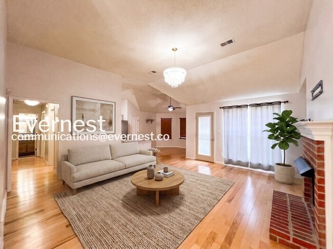 Building Photo - 3 Bed/1.5 Bath Home with Fenced Yard & Garage / Vouchers Accepted / Available Now!