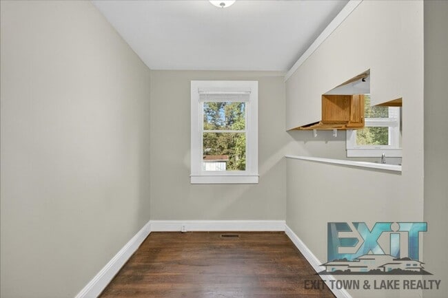 Building Photo - 2 Bedroom & 1 Bathroom Home