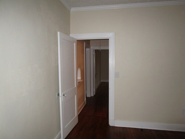 Building Photo - 3062 Oxford Ave
