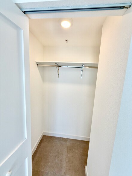 Building Photo - 1940 Van Buren St