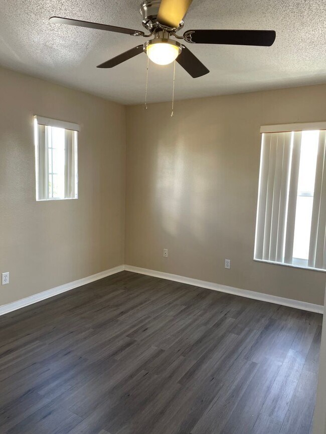 Building Photo - 421 Lockbreeze Dr