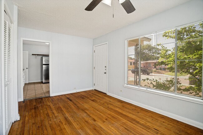 Building Photo - 2 Bedroom in University Park!