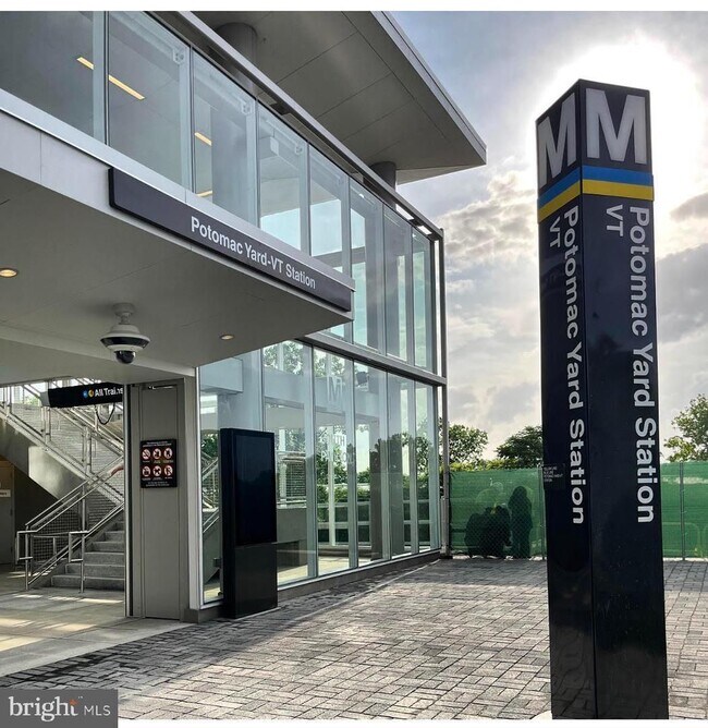 Building Photo - Luxury Fully Furnished 2BR/2BA Corner Cond...