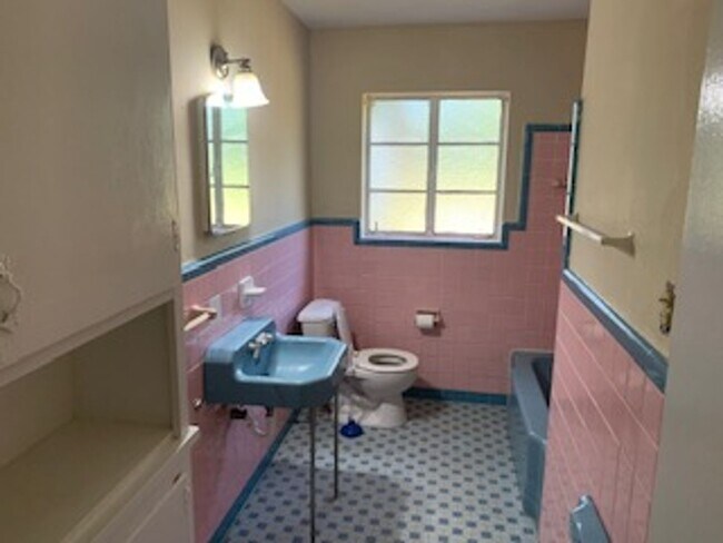 Building Photo - 3/2 Spacious Backyard