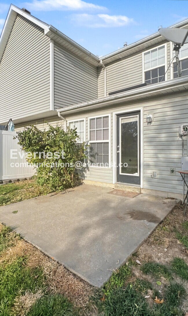 Building Photo - 2 Bed/2.5 Bath Townhome with Garage / Pet-Friendly / Skylights / Available Now!