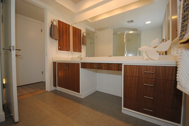 guest bath - 3703 E Montecito Ave
