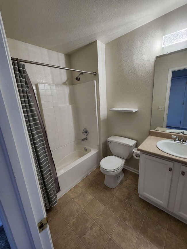 Building Photo - Charming 3 Bed 2 Bath Townhome for Rent in...