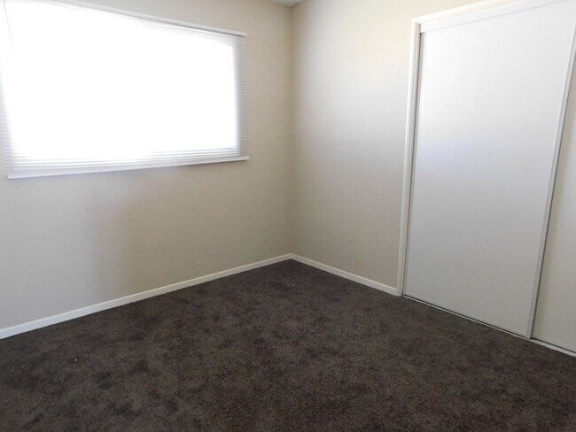 Building Photo - 336 Oasis Dr