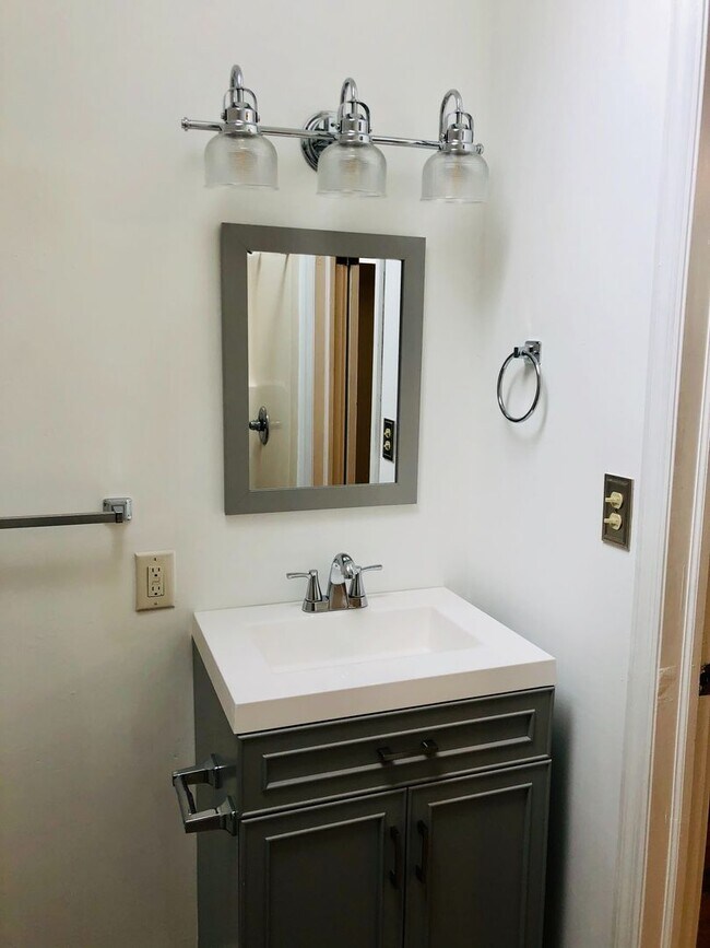 Building Photo - Plum Street-3 bedroom/2 bath home with large rocking chair front porch!