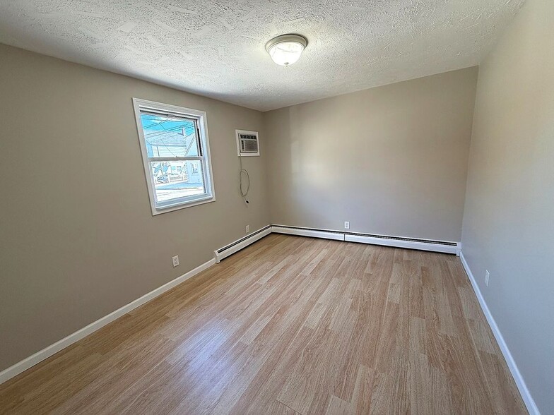 Building Photo - 47 Lester St