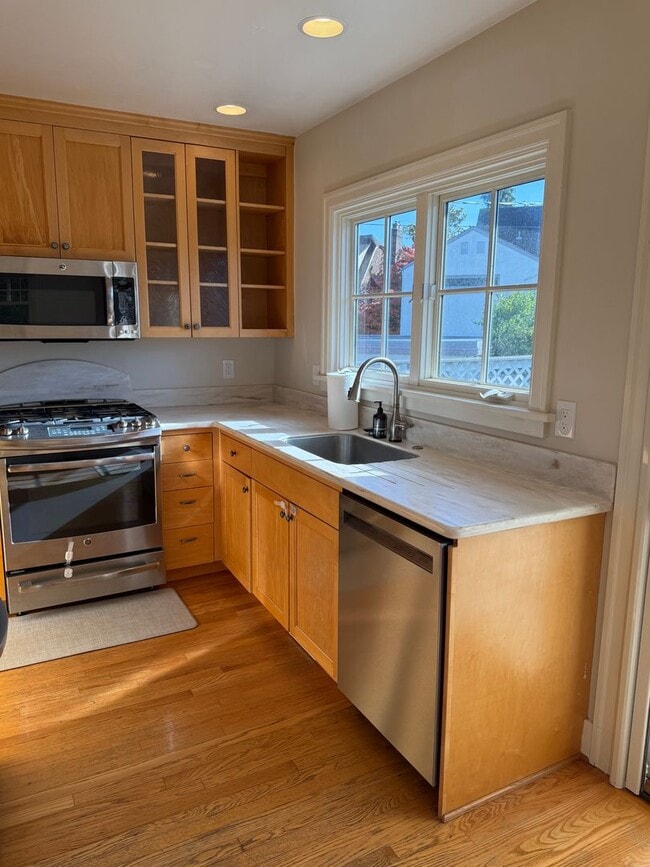 Building Photo - 3BR Tudor Home 1/2 Block from Greenlake!
