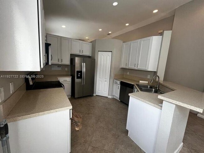 Building Photo - 2219 Portofino Ave