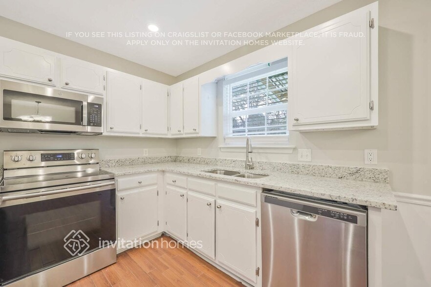 Building Photo - 325 Royal Garden Dr