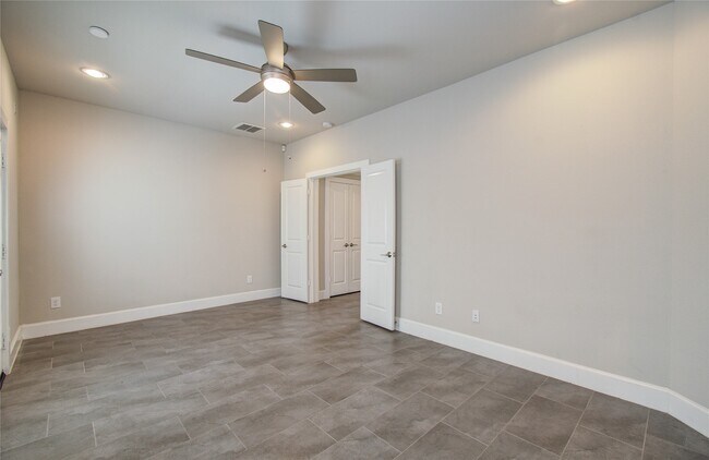 Building Photo - 5521 Larkin St