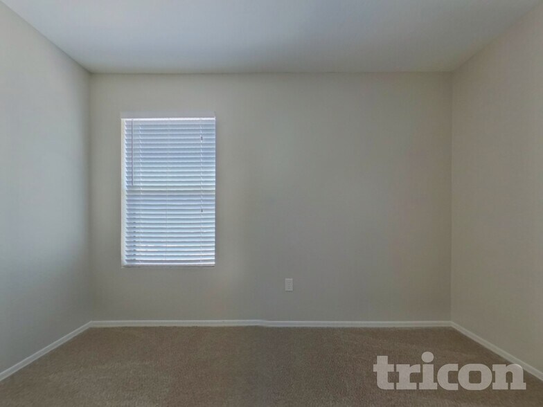 Building Photo - 7413 S 40th Ln