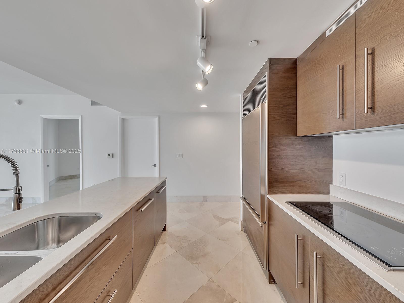 Building Photo - 475 Brickell Ave
