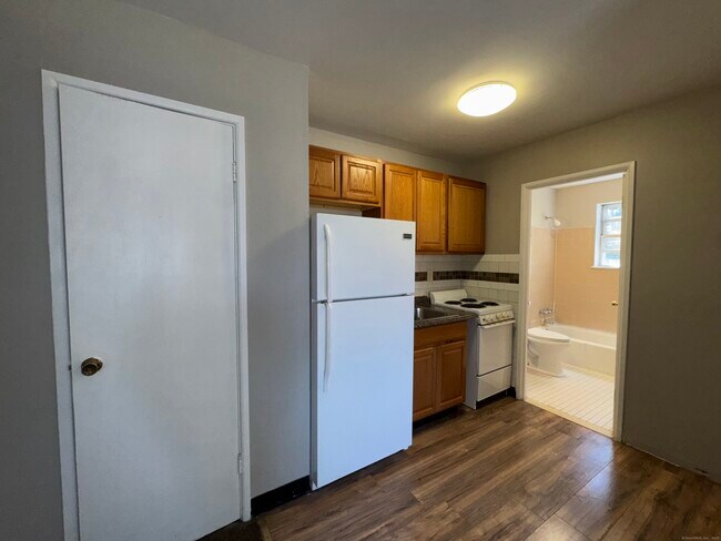 Building Photo - 145 Cowles St