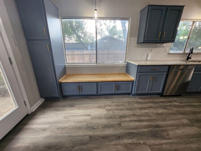 Building Photo - Move in ready. Fully remodeled