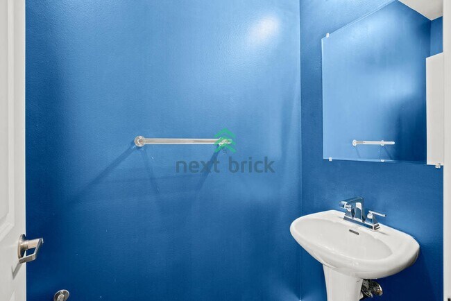 Building Photo - 3 Bed 2.5 Bath End Unit Townhome is Available for Rent!