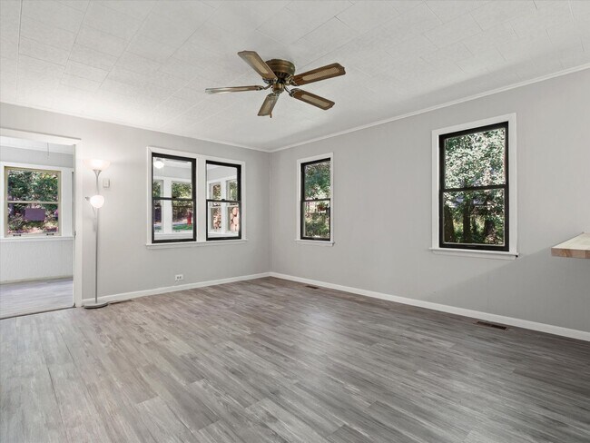 Building Photo - Adorable Lake Como Home Now Available!