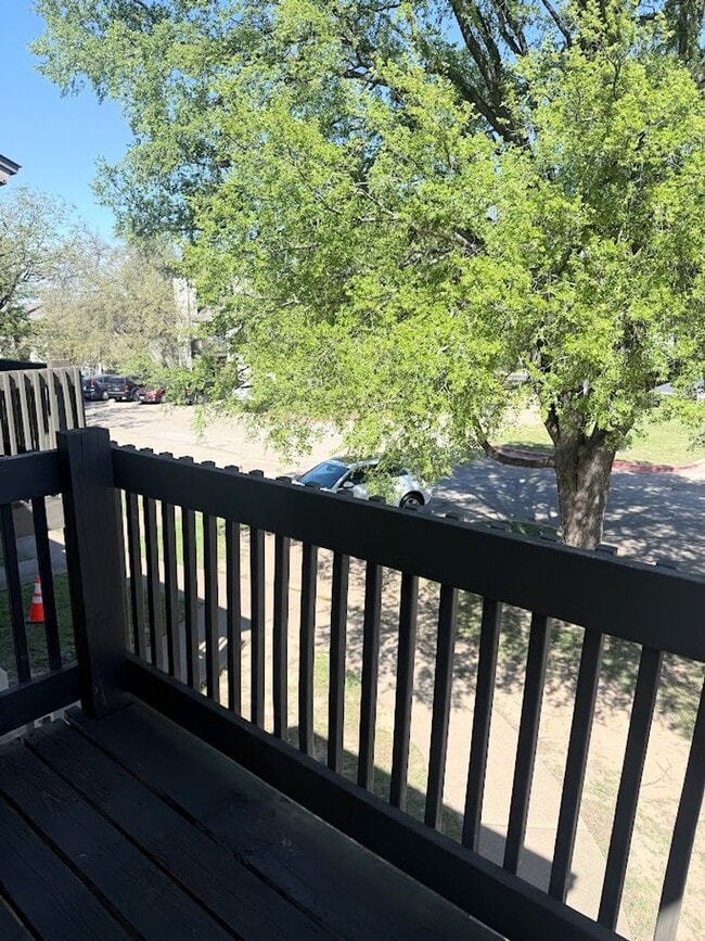 Building Photo - River Crossing - 2BD Townhome - Two Story - Near Downtown - Full Laundry - Small Yard - Reserved ...