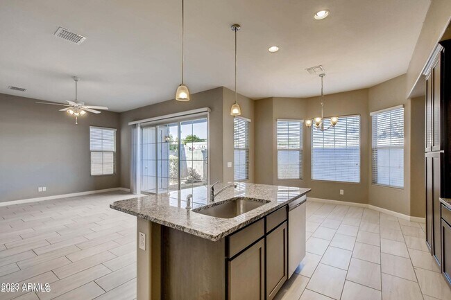 Building Photo - 3043 N 33rd Pl