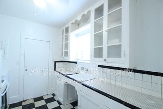 Building Photo - 707 NW 2 Ave