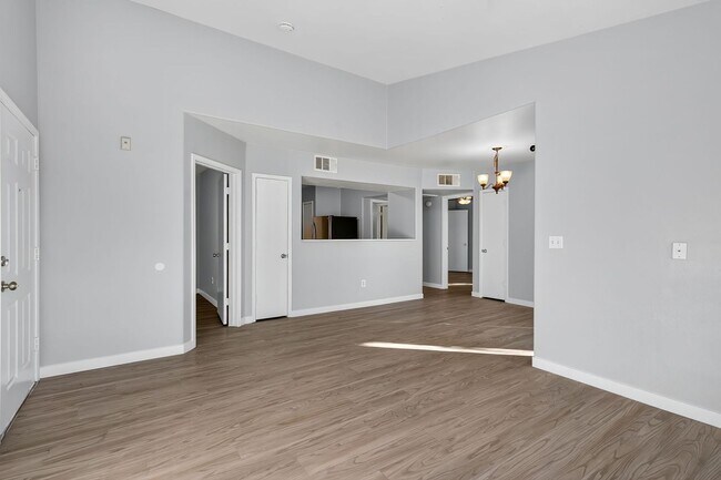 Building Photo - *MOVE-IN READY* GREAT UPPER LEVEL 2-BEDROO...