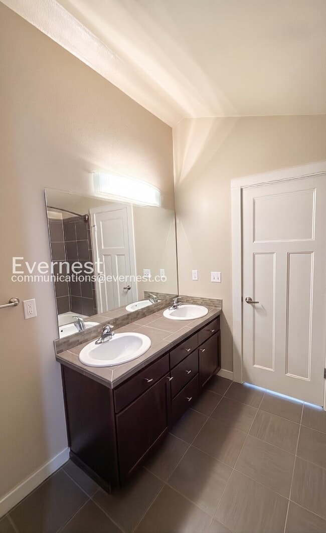 Building Photo - 3 Bed, 1.5 Bath Townhome with Fenced Yard / Vouchers Accepted / Coming Soon!