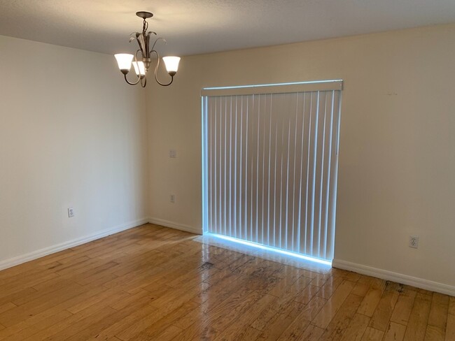 Building Photo - East Orlando spacious 3 bedrooms home with a large loft.