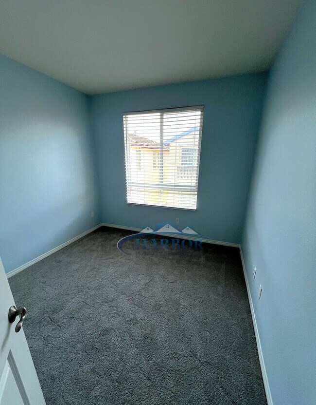 Building Photo - Elegant 3-Story, 4-Bedroom, 3-Bath Condo